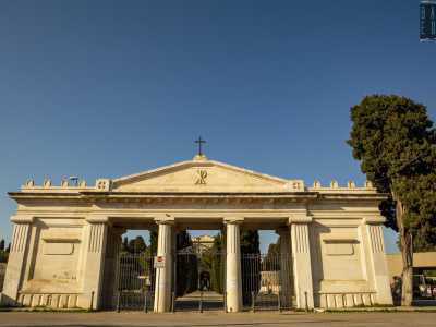 Camminiamo sin dove sulla destra si apre il viale che conduce all�entrata in stile tempio greco del Cimitero Monumentale, ottocentesca area della necropoli che accoglie vere e proprie opere d�arte funerarie